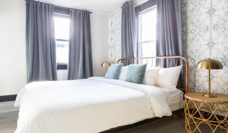 1 King Bed - Non Smoking